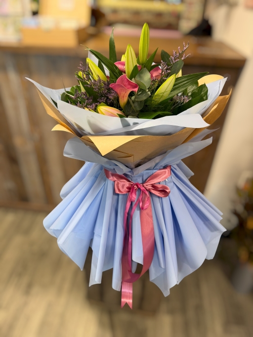 Princess Lily Handtied Design In Water