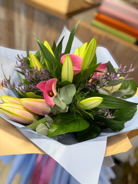 Princess Lily Handtied Design In Water