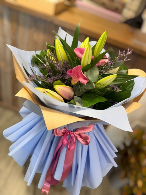 Princess Lily Handtied Design In Water