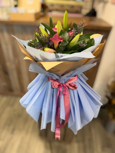Princess Lily Handtied Design In Water